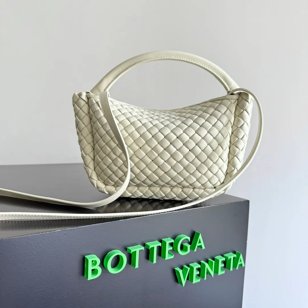Batch 1760 BOTTEGA VENETA's new mini COBBLE bag. This season's mini Cobble series brings a new style of handbag. The body of the bag resembles the shape of a "Yuanbao", giving you good luck throughout autumn and winter! This Yuanbao bag is made of three pieces of quilted cotton and has an unlined body, showing its quiet power. The bag is carefully designed to create a three-dimensional look. The joints and edges are decorated with lambskin strips to create a sense of simplicity. The handbag is not lined, so you can directly appreciate the consistent lambskin on the outside and inside. It is beautiful both inside and outside. The top handle of this handbag is made of leather-wrapped rope and is quite sturdy. The detachable shoulder strap is secured by a leather buckle inside the bag. Can be carried by hand, carried on the shoulder or cross-body, very easy to match! Style number: 805739 Size: 23*11*8cm